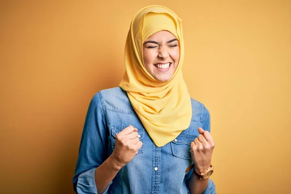 Menina Bonita Nova Vestindo Hijab Muçulmano Sobre Fundo Amarelo Isolado — Fotografia de Stock