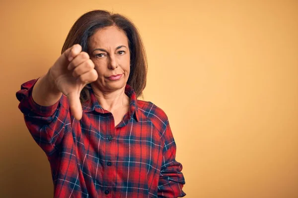 Medioevo Bella Donna Indossa Camicia Casual Piedi Sopra Isolato Sfondo — Foto Stock