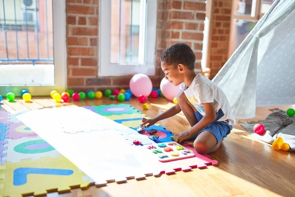 Bellissimo Bambino Afro Americano Che Gioca Con Gioco Della Matematica — Foto Stock