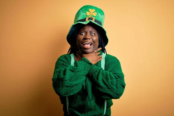 Femme Afro Américaine Taille Avec Des Tresses Portant Chapeau Vert — Photo