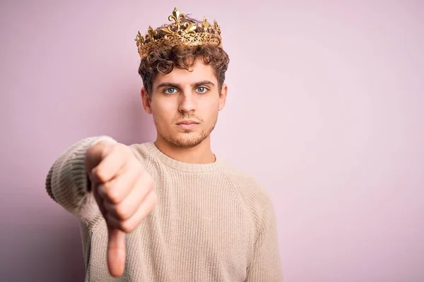 Jovem Loiro Com Cabelo Encaracolado Usando Coroa Ouro Rei Sobre — Fotografia de Stock