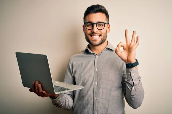 Молодой Бизнесмен Очках Работающий Компьютером Ноутбук Делает Хорошо Знак Пальцами — стоковое фото