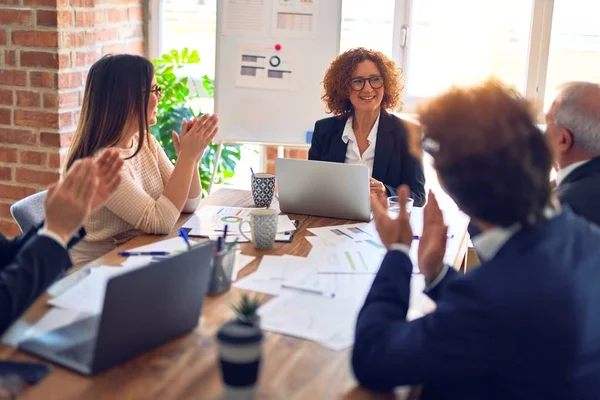 Grupo Trabajadores Negocios Sonriendo Felices Confiados Una Reunión Trabajando Juntos — Foto de Stock