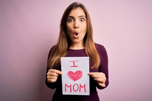 Young Beautiful Woman Holding Paper Love Mom Message Celebrating Mothers — Stock Photo, Image