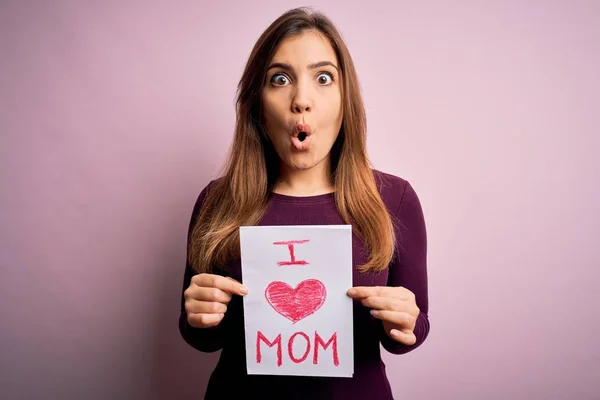 Joven Hermosa Mujer Sosteniendo Papel Con Mensaje Amor Mamá Celebrando — Foto de Stock