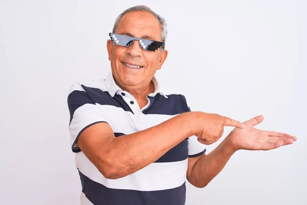 Senior Grijsharige Man Draagt Gestreepte Polo Zonnebril Geïsoleerde Witte Achtergrond — Stockfoto