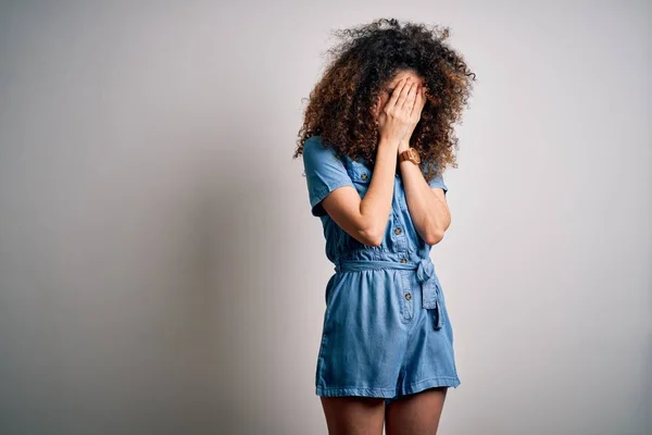 Jonge Mooie Vrouw Met Krullend Haar Piercing Dragen Casual Denim — Stockfoto