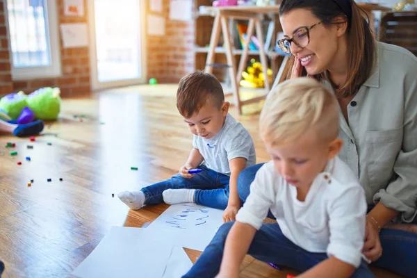 Beautiful Teacher Group Toddlers Sitting Floor Drawing Using Paper Pencil — Stock Photo, Image