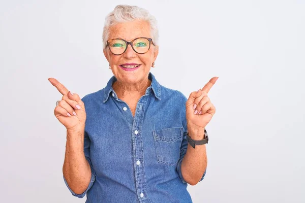 Senior Grijs Harige Vrouw Draagt Denim Shirt Bril Geïsoleerde Witte — Stockfoto