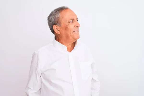 白い背景に立つエレガントなシャツを着た先輩の灰色の男が 笑顔で横を向き 自然な表情 自信を持って笑う — ストック写真