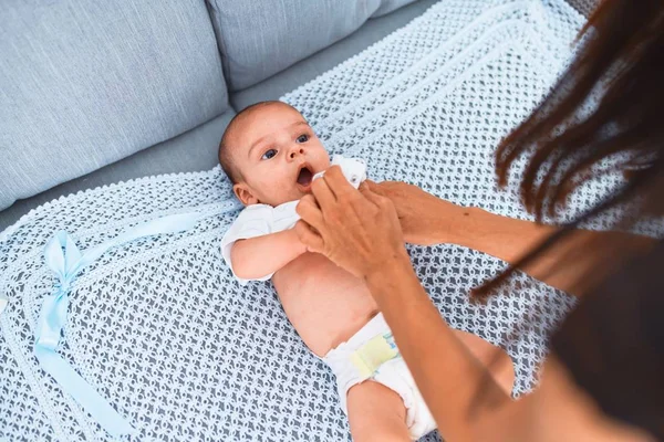 Evdeki Kanepede Uzanmış Sevimli Bir Bebek Yeni Doğmuş Bebek Rahatlıyor — Stok fotoğraf