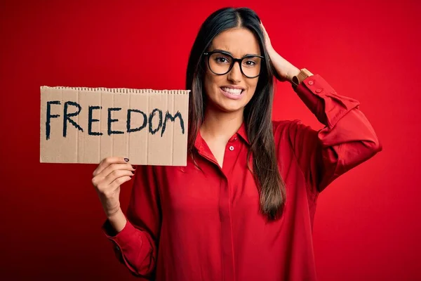 Jovem Bela Ativista Morena Usando Óculos Protestando Pela Liberdade Segurando — Fotografia de Stock