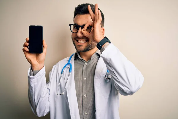 Joven Médico Con Estetoscopio Mostrando Pantalla Del Teléfono Inteligente Sobre — Foto de Stock