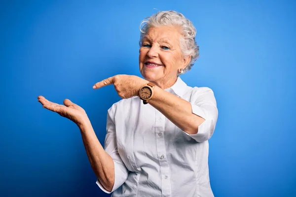 Senior Schöne Frau Elegantem Hemd Vor Isoliertem Blauen Hintergrund Stehend — Stockfoto