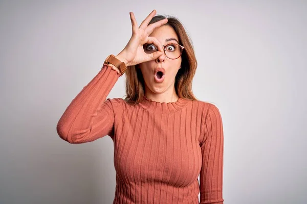 Giovane Bella Donna Bruna Indossa Maglione Casual Occhiali Sfondo Bianco — Foto Stock