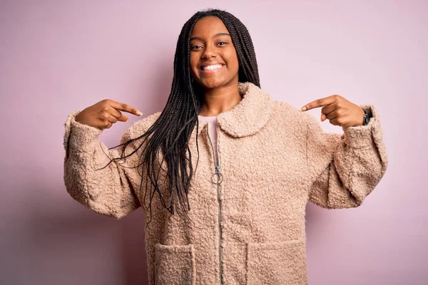 Jonge Afrikaans Amerikaanse Vrouw Draagt Mode Winter Jas Roze Geïsoleerde — Stockfoto