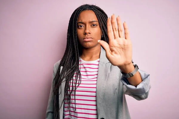 Fiatal Afro Amerikai Üzletasszony Aki Rózsaszín Elszigetelt Háttér Fölött Áll — Stock Fotó