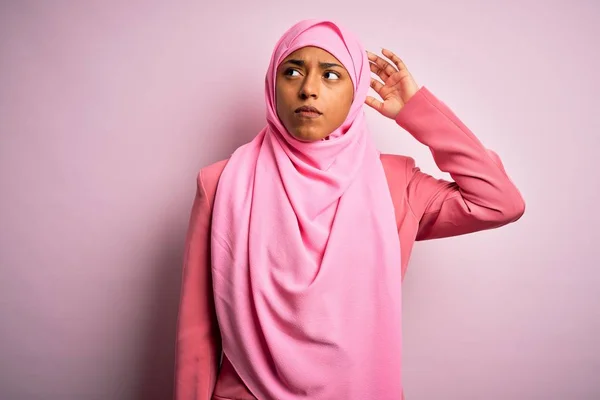 Young African American Afro Woman Wearing Muslim Hijab Isolated Pink — ストック写真