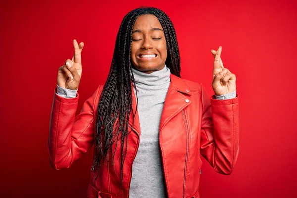 Junge Afrikanisch Amerikanische Frau Cooler Mode Lederjacke Über Rotem Isoliertem — Stockfoto