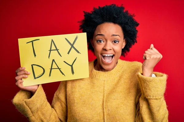 Jonge Afro Amerikaanse Afro Vrouw Met Krullend Haar Vasthouden Papier — Stockfoto