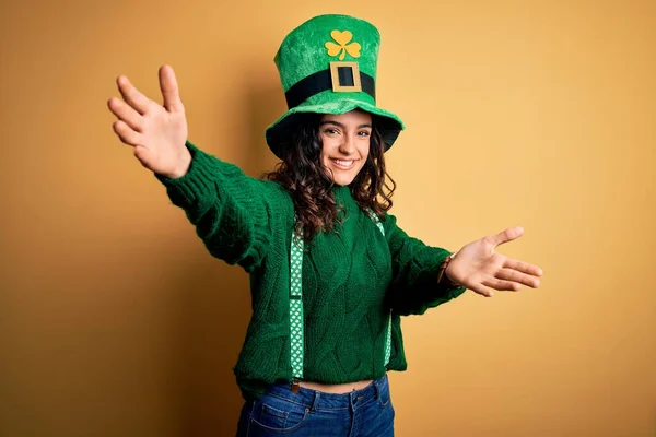 Hermosa Mujer Pelo Rizado Con Sombrero Verde Con Trébol Celebrando — Foto de Stock