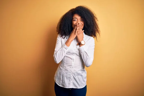 Young Beautiful African American Elegant Woman Afro Hair Standing Yellow — 스톡 사진