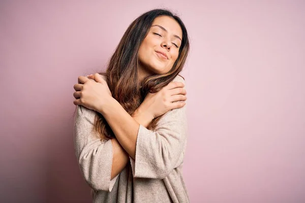 Jovem Bela Mulher Morena Vestindo Camisola Casual Sobre Fundo Rosa — Fotografia de Stock