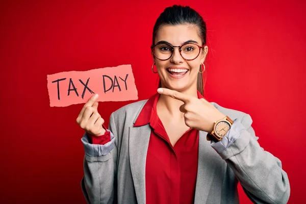 Junge Schöne Brünette Geschäftsfrau Hält Papierkorb Mit Steuertagsmeldung Sehr Glücklich — Stockfoto