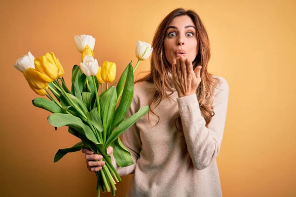Joven Mujer Morena Hermosa Sosteniendo Ramo Tulipanes Amarillos Sobre Fondo — Foto de Stock