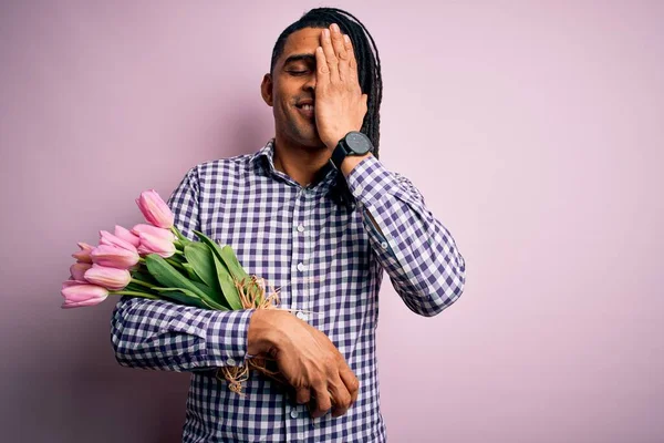 Jovem Afro Americano Africano Homem Romântico Com Dreadlocks Segurando Buquê — Fotografia de Stock