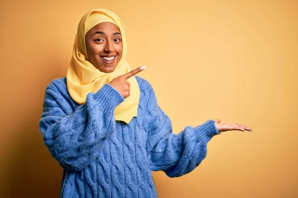 Jovem Afro Americana Africana Vestindo Hijab Muçulmano Sobre Fundo Amarelo — Fotografia de Stock