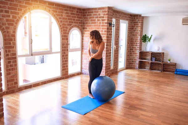 Idade Média Bela Desportista Fazendo Exercício Usando Bola Fitness Uma — Fotografia de Stock