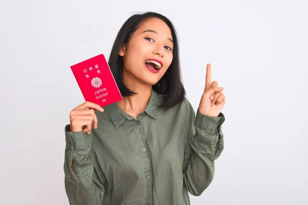 Hermosa Mujer China Sosteniendo Japón Pasaporte Japonés Sobre Fondo Blanco — Foto de Stock