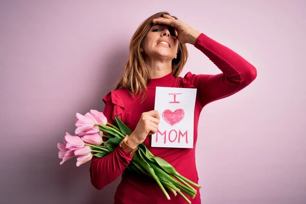 Mooie Brunette Vrouw Met Liefde Moeder Boodschap Tulpen Vieren Moeders — Stockfoto