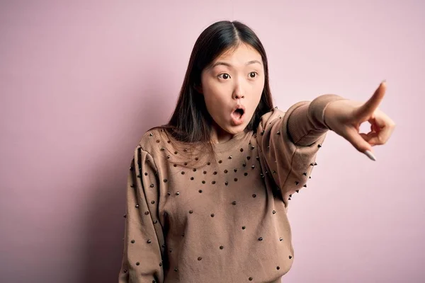 Młoda Piękna Azjatycka Kobieta Ubrana Modę Elegancki Sweter Różowym Tle — Zdjęcie stockowe
