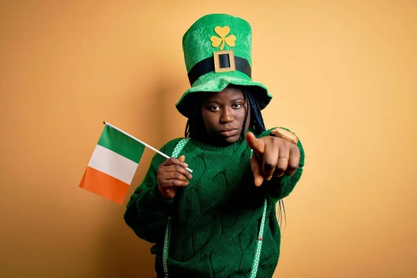 Taille Femme Afro Américaine Portant Chapeau Vert Tenant Drapeau Irlandais — Photo