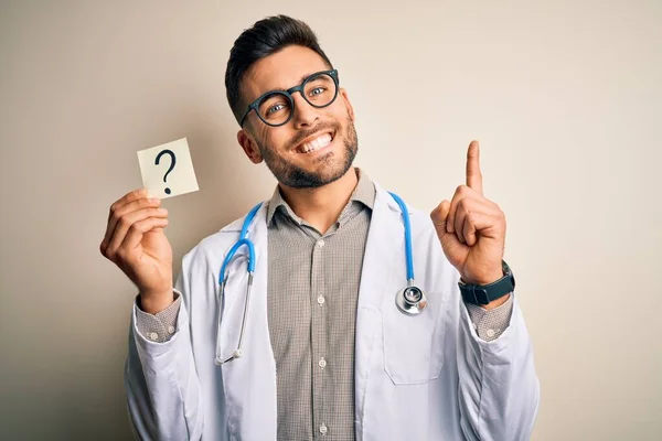 Junger Arzt Trägt Stethoskop Mit Fragezeichen Erinnerung Über Isolierten Hintergrund — Stockfoto
