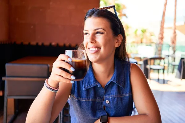 Joven Hermosa Mujer Sentada Restaurante Disfrutando Vacaciones Verano Bebiendo Refrescos — Foto de Stock