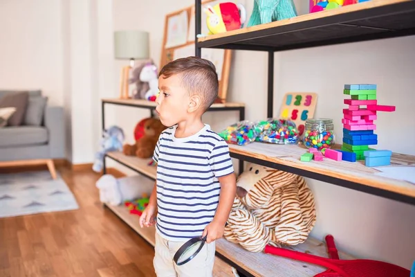 Hermoso Niño Sosteniendo Lupa Jardín Infantes —  Fotos de Stock