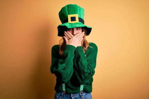 Beautiful Brunette Woman Wearing Green Hat Clover Celebrating Saint Patricks — ストック写真