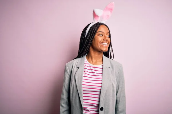 年轻的非洲裔美国女孩 戴着可爱的复活节兔子耳朵 背景粉红 面带微笑 表情自然 充满自信的笑 — 图库照片