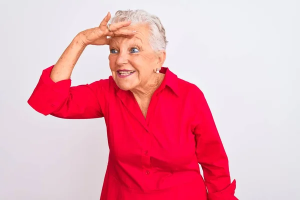 Senior Mulher Cabelos Grisalhos Vestindo Camisa Casual Vermelho Sobre Fundo — Fotografia de Stock