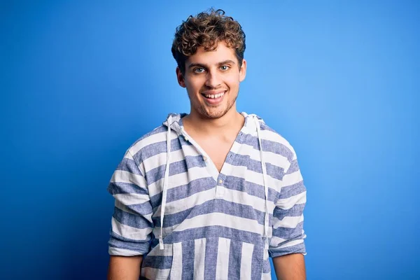 Homem Bonito Loiro Jovem Com Cabelo Encaracolado Vestindo Camisola Listrada — Fotografia de Stock