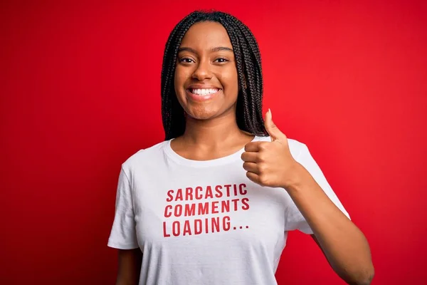 Νεαρή Αφροαμερικανή Γυναίκα Που Φοράει Σαρκασμό Σχολιάζει Κείμενο Shirt Πάνω — Φωτογραφία Αρχείου