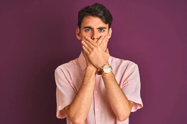 Menino Adolescente Vestindo Camisa Rosa Sobre Fundo Isolado Roxo Chocado — Fotografia de Stock