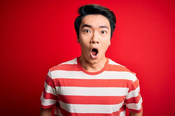 Junger Gutaussehender Chinesischer Mann Lässig Gestreiftem Shirt Vor Rotem Hintergrund — Stockfoto