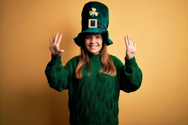 Молодая Красивая Брюнетка Зеленой Шляпе Праздновании Дня Святого Патрика Показывает — стоковое фото