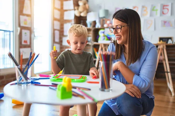 Unga Kaukasiska Barn Leker Lekskolan Med Lärare Mor Och Son — Stockfoto