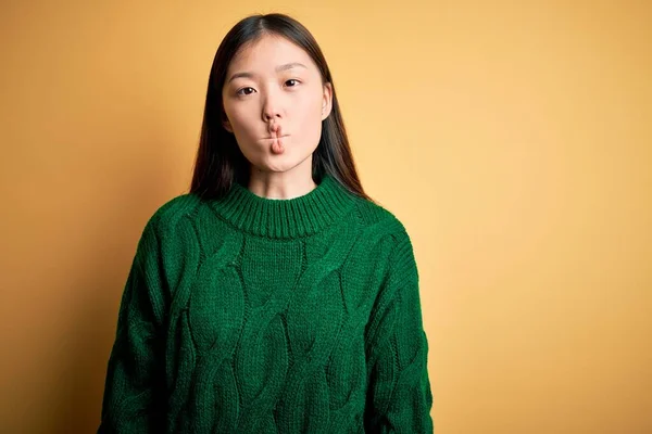 Jovem Bela Mulher Asiática Vestindo Suéter Inverno Verde Sobre Fundo — Fotografia de Stock