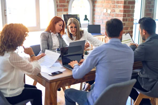 Grupp Företagsarbetare Som Arbetar Tillsammans Sitter Skrivbordet Med Hjälp Laptop — Stockfoto
